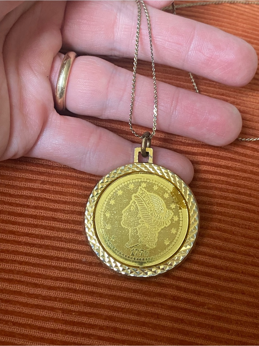 Vintage Bicentennial 1776 Twenty D Coin Replica Pendant Gold Tone Necklace 70s
